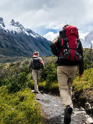 Zwei Wanderer auf einem Bergweg mit Rucksäcken im Sommer