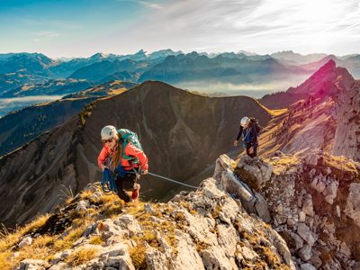 Bergsteiger in Seilschaft auf einem Grat in den Alpen
