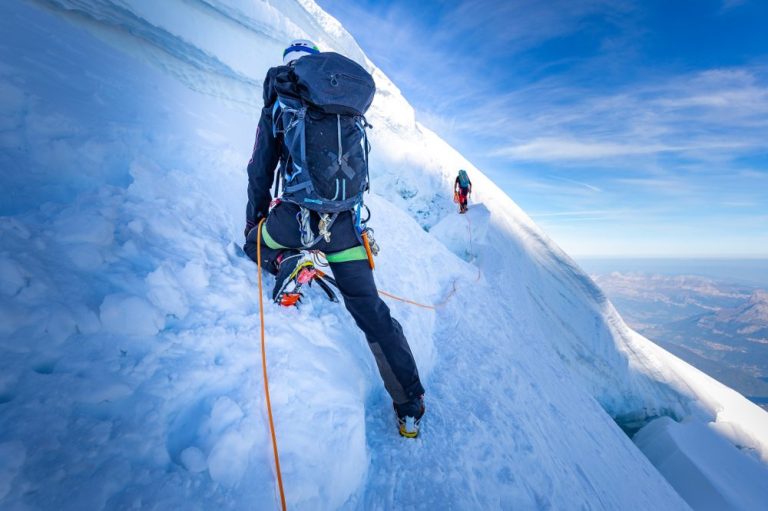 Bergsteiger auf einer Hochtour in Seilschaft auf einem Gletscher