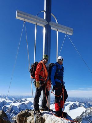 Bergsteiger am Gipfelkreuz - Wildspitze/Tirol
