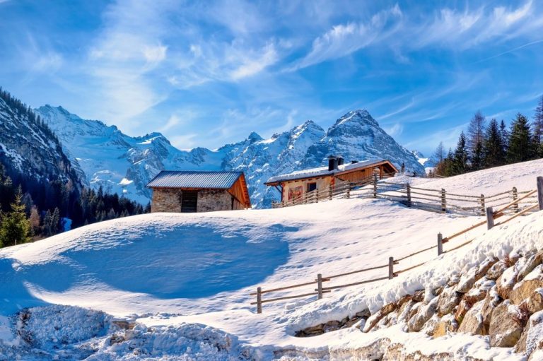 Hütten im Winter im Trentino