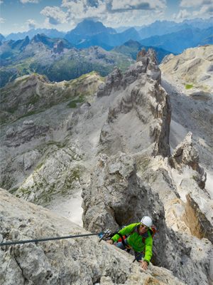 Bergsteiger am Klettersteig im Aufstieg